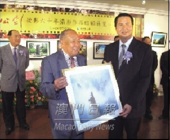 李公劍向張裕致送攝影作品