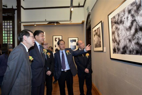 黎榮照向剪綵嘉賓講解展品