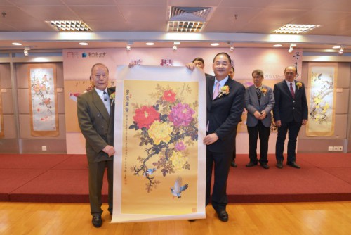 作者向澳基會致送作品