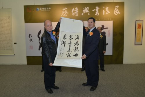 作者向澳基會致送作品