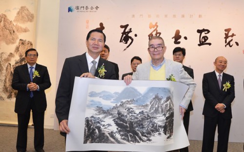 畫家向澳門基金會致送作品