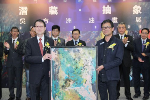作者向澳門基金會致送作品