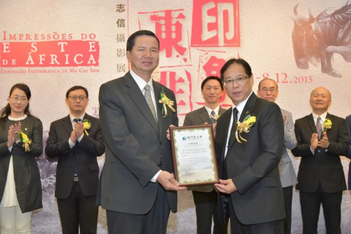 澳基會張裕副主席向作者致送收藏證書