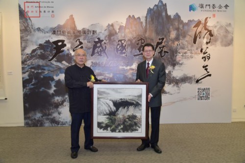 作者向澳門基金會致送作品