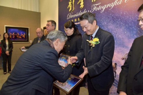 作者向主禮嘉賓致送作品