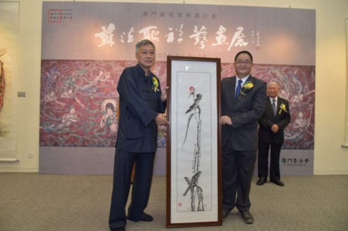作者向澳門基金會致送作品