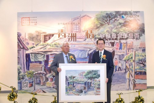 李志榮向澳門基金會致送作品