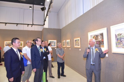 李志榮向嘉賓介紹展品