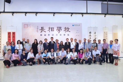 作者與主禮嘉賓及親友合照