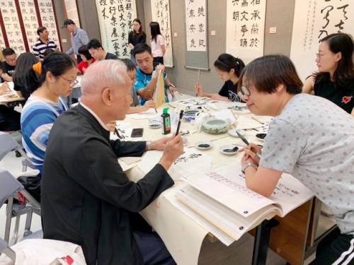 參加者進行練習