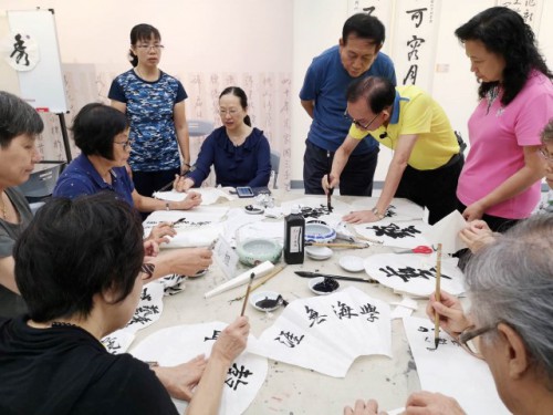 莫華基逐一指導參加者