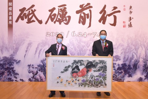 作者向澳基會致送作品