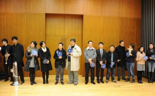 各社團代表準備上台主持啟動儀式