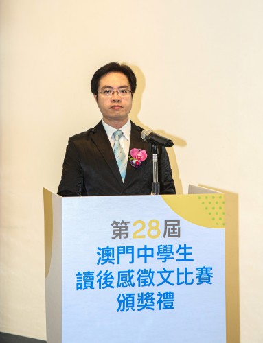 初中組評判代表譚健鍬致辭