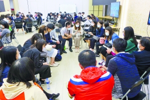 2出席教師分小組討論教學中的兩難問題 .jpg