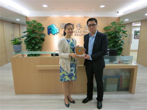 https://www.fmac.org.mo/sponsorship/Lam Weng In ofereceu uma lembrança à Fundação Macau