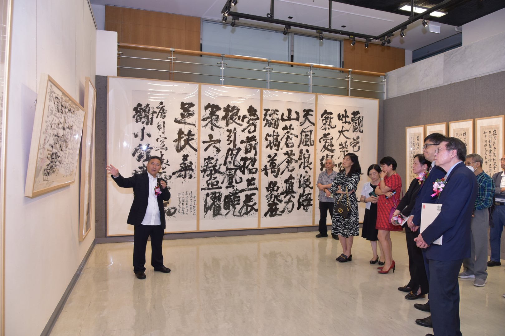 5.謝小銓向嘉賓介紹作品 (Large).jpeg