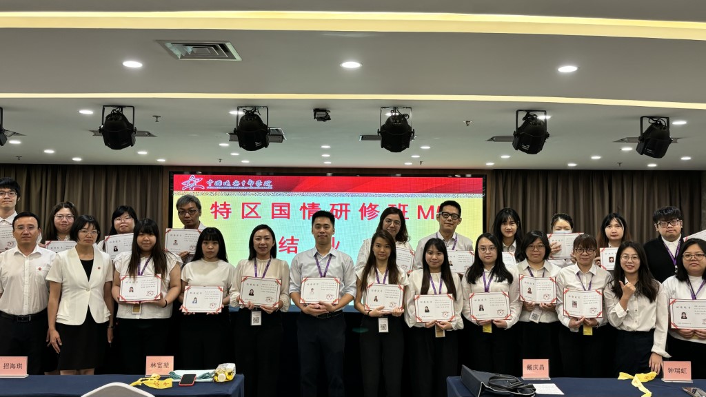 中國延安幹部學院對外交流與培訓開發部綜合處周紅副處長為學員們頒發證書及合影留念 (Custom).jpg