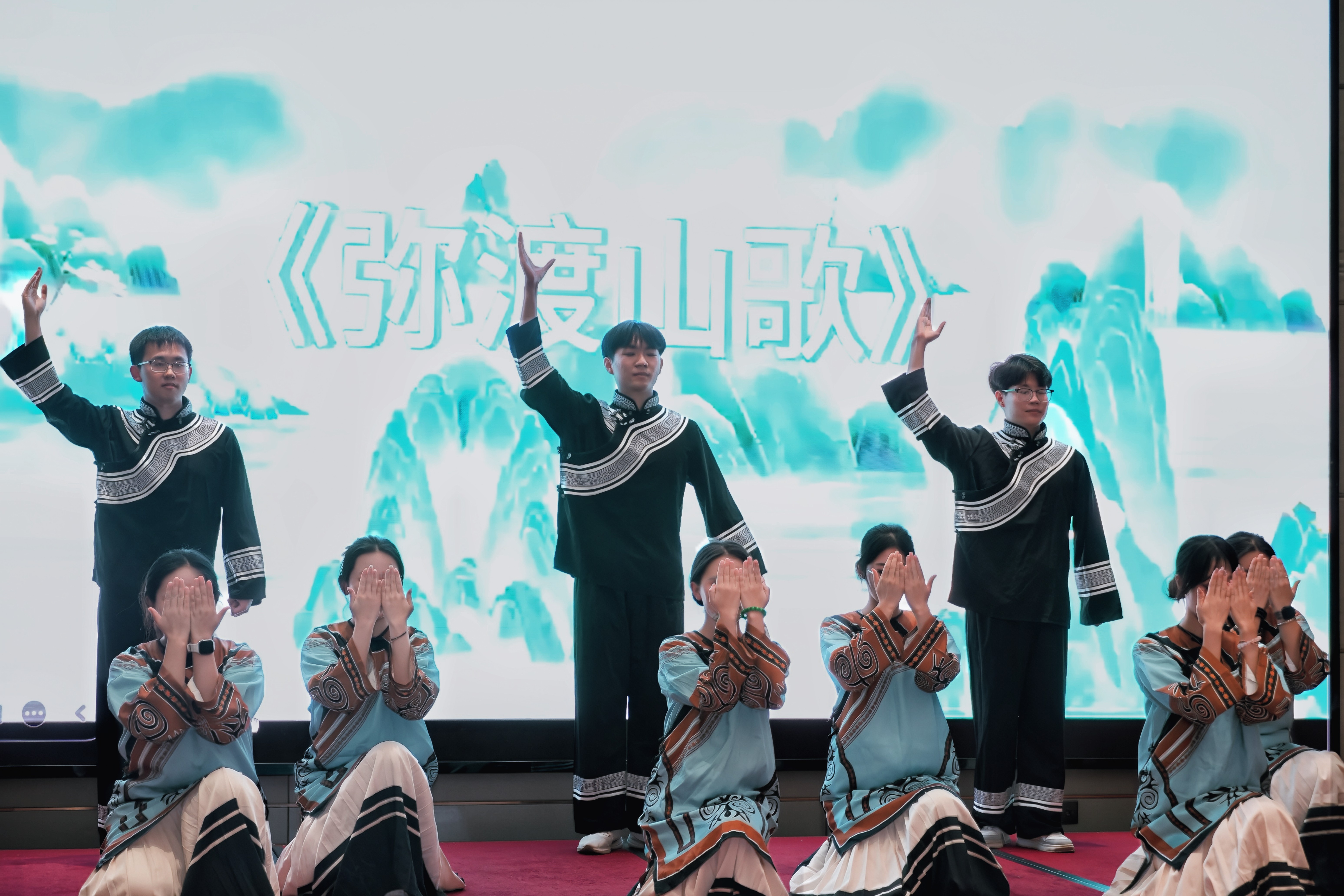 以國家級非遺民歌《彌渡山歌》伴奏之集體舞表演.jpg