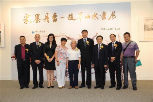 趙華家人與剪綵嘉賓合影