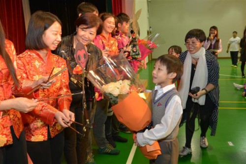 學生向表演人員獻花