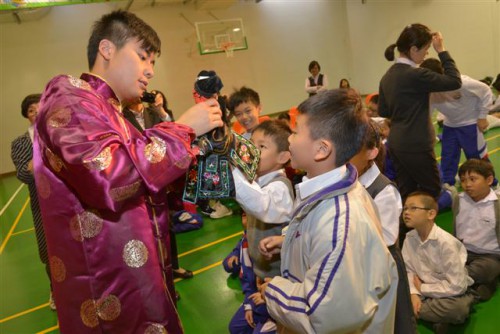學生體驗木偶表演