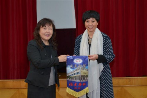 福建學校蘇薇蘋校長向演出單位代表致送紀念品