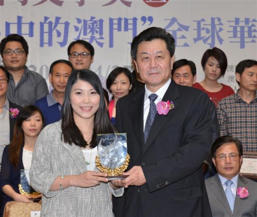中聯辦李剛主任向澳門文學獎散文組冠軍郭妙瑜頒獎
