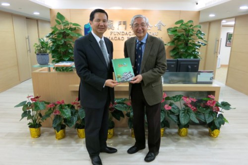 雙方互贈紀念品