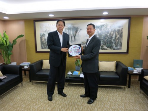 O Sr. Wu Zhiming ofereceu uma lembrança à Fundação Macau.