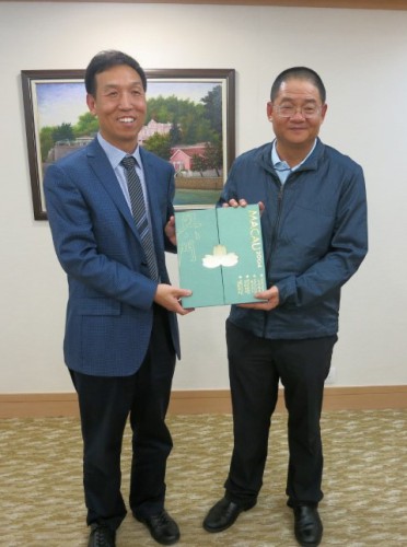 Troca de lembranças entre FM e FSCLC