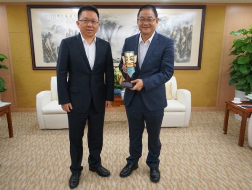 Dr. Wu Zhiliang, Presidente do Conselho de Administração da FM e o Dr. Zhao Shiyong, Secretário do Comité da Cidade de Deyang, Província de Sichuan