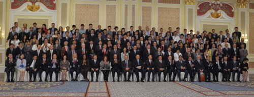 Fotografia de embaixadores, cônsules e agentes consulares dos países da América Latina na China, responsáveis das repartições governamentais da China, representantes das empresas industriais e comerciais da China e América Latina e convidados da RAEM
