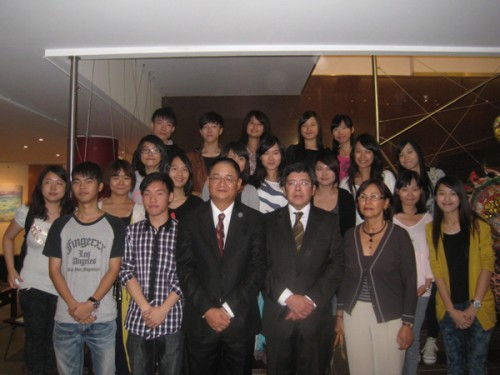 Fotografia do Presidente do Conselho de Administração da Fundação Macau, Dr. Wu Zhiliang, o Chefe da Delegação Económica e Comercial de Macau em Lisboa, Eng.º Raimundo Arrais do Rosário e alguns estudantes de Macau 