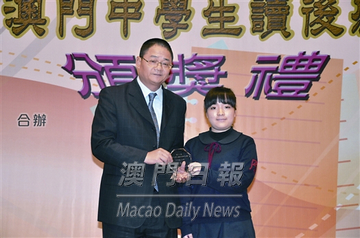 吳志良向高中組冠軍譚嘉善頒奬