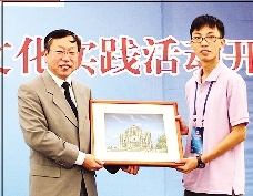 澳門學生代表向文化部謝金英致送紀念品