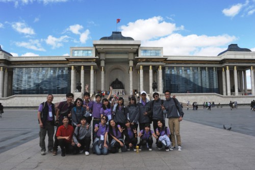  澳門代表團在苏和巴托广场合照