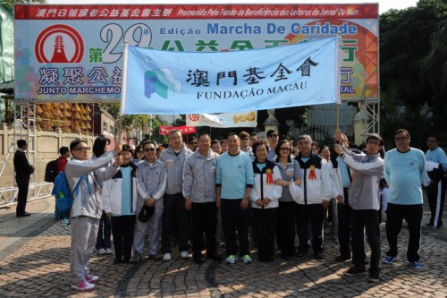 吳志良主席、鍾怡委員與主辦機構負責人合照。