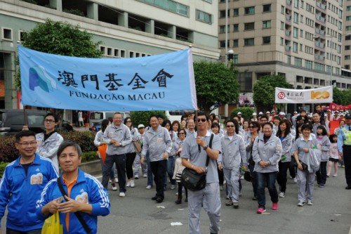  沿途大家說說笑笑，很高興能為慈善出一分力。