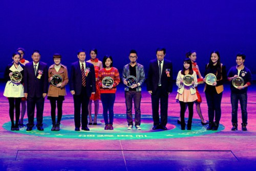 澳門基金會行政委員會主席吳志良（左二）、共青團中央網路影視中心主任金東（右四）、  國家廣電總局發展研究中心主任龐井君（左四）為獲獎選手頒獎