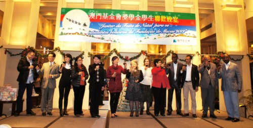 嘉賓們向學生祝酒