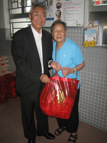 O Dr. Peter Lam, Vice-Presidente do Conselho de Administração da Fundação Macau ofereceu os sacos de prendas às famílias vulneráveis, transmitindo-lhes os votos de felicidade do Festival.