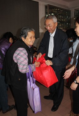 林金城副主席向長者送上節日問候