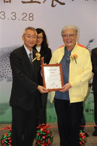 澳基會向作者致送作品收藏證書