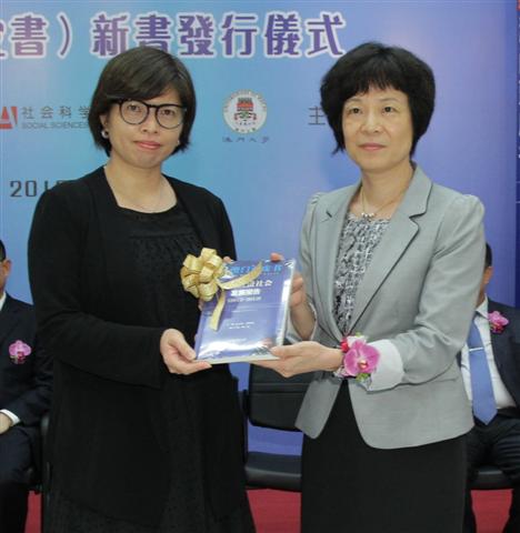 中央人民政府駐澳門特別行政區聯絡辦公室文化教育部徐婷副部長向圖書館代表贈書