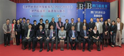 主禮嘉賓與作者、圖書館代表合影留念