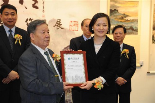 澳基會向作者致送作品收藏證書