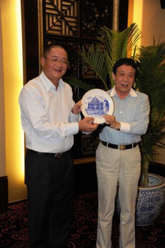 主辦單位領導互贈紀念品