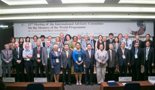 開幕式上主禮嘉賓與參會代表合照留念