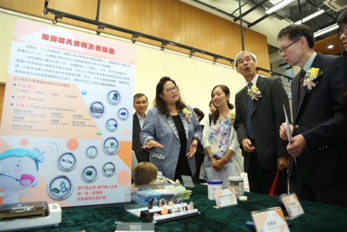 Lao Sut Man, Secretária-geral da Associação dos Surdos de Macau, apresenta o conteúdo da acção aos Convidados de honra